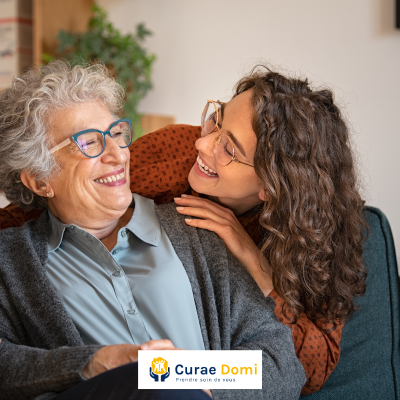 Une aide à domicile sur la commune de vertou qui prend soin d'une personne agée